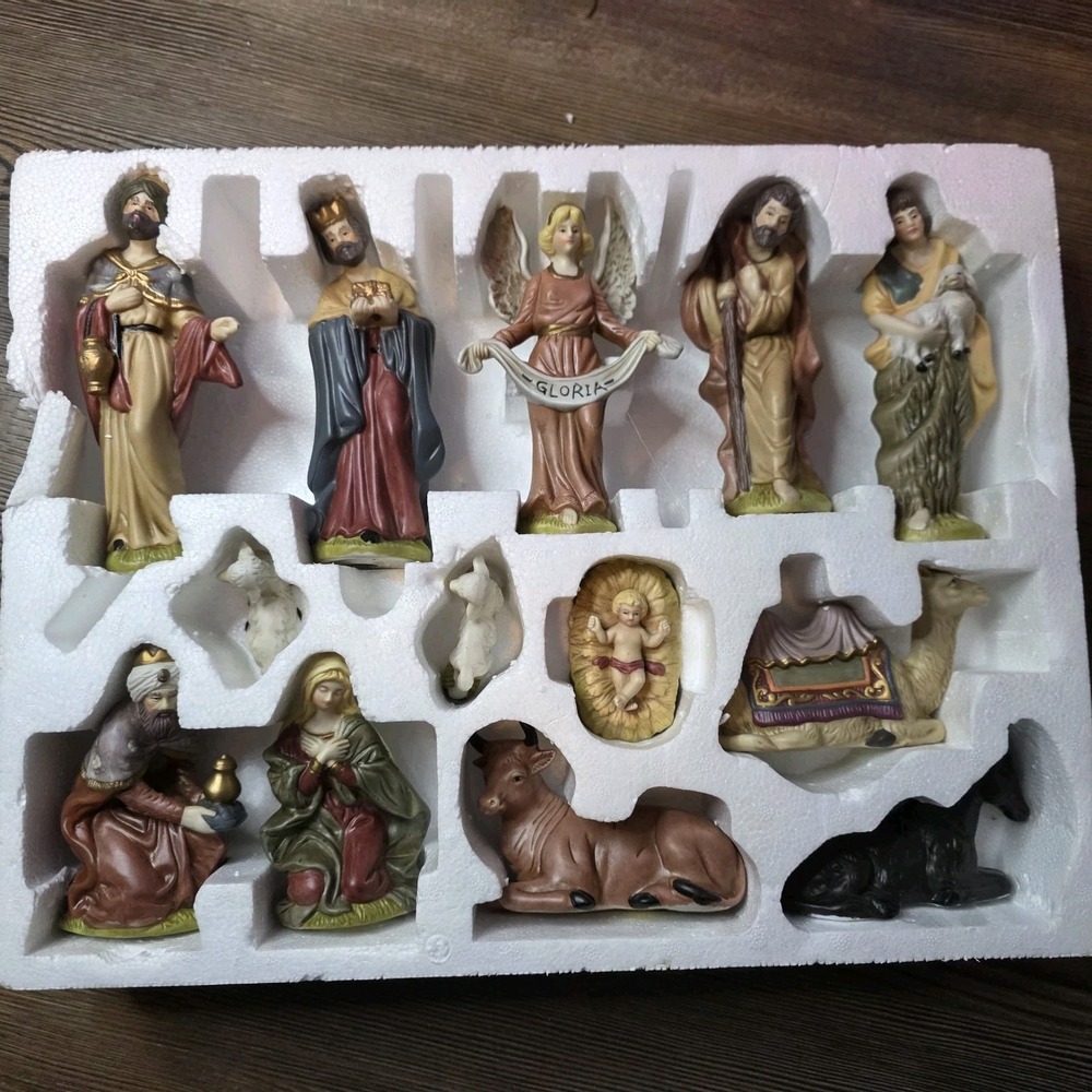 Breckenridge Holiday Nativity Hand-Painted Bisque Porcelain Set of 13 Figurines - Picture 3 of 6